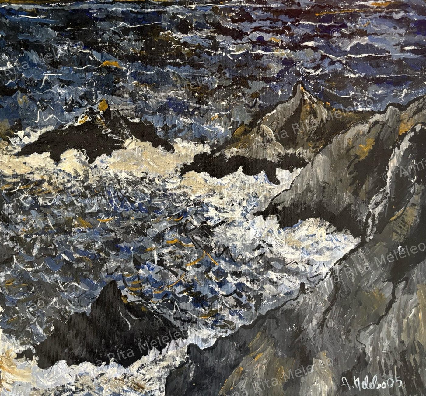 Mare in burrasca con schiuma bianca contro scogli neri, in toni di grigio.